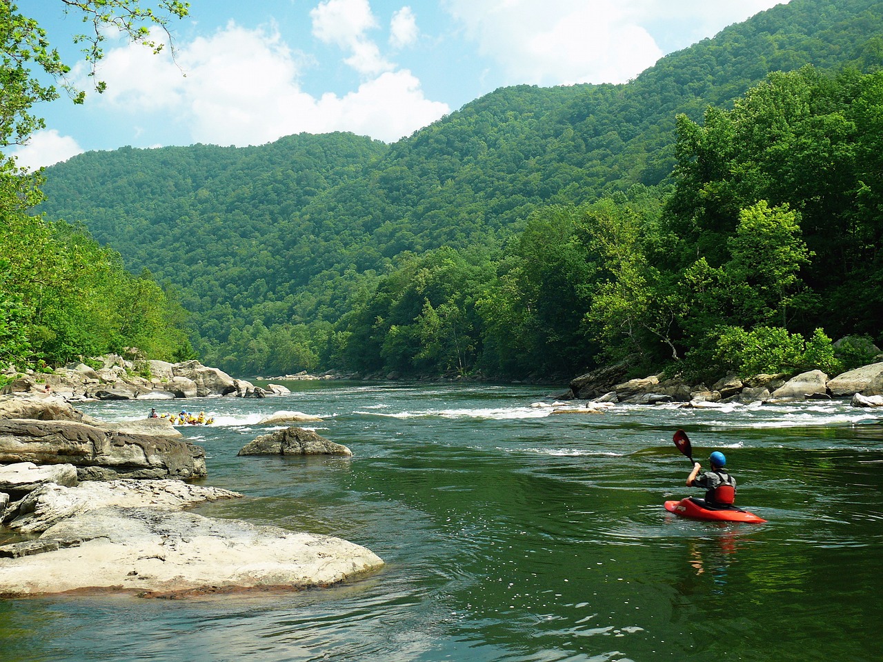 Przygoda na Dunajcu: rafting w sercu Pienin