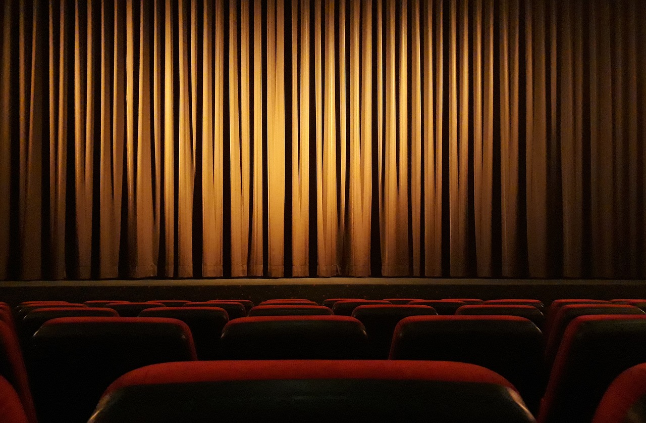 Humor w teatrze komediowym w stolicy – jak kształtuje się współczesna scena?